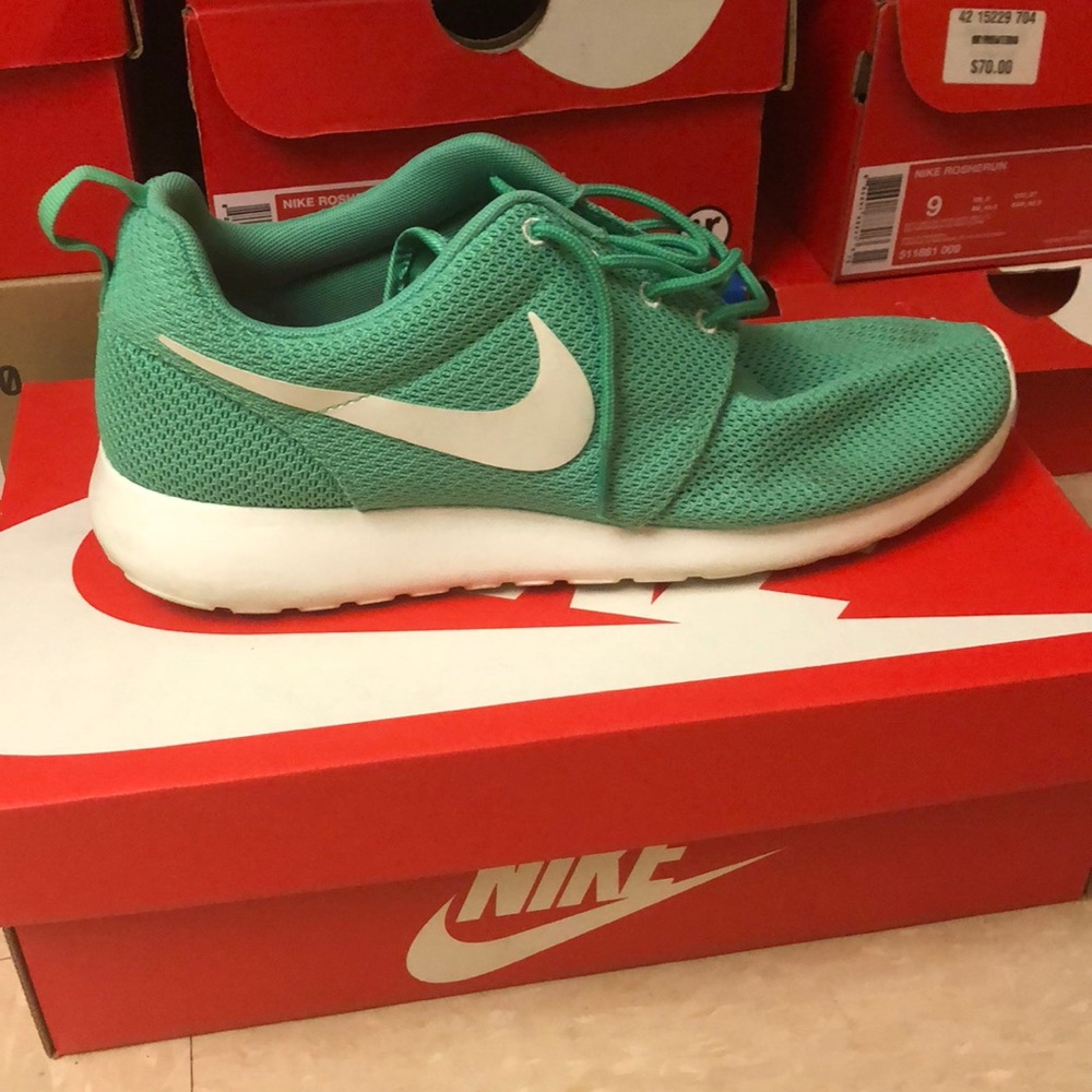 Men’s light green nike Roshe Run